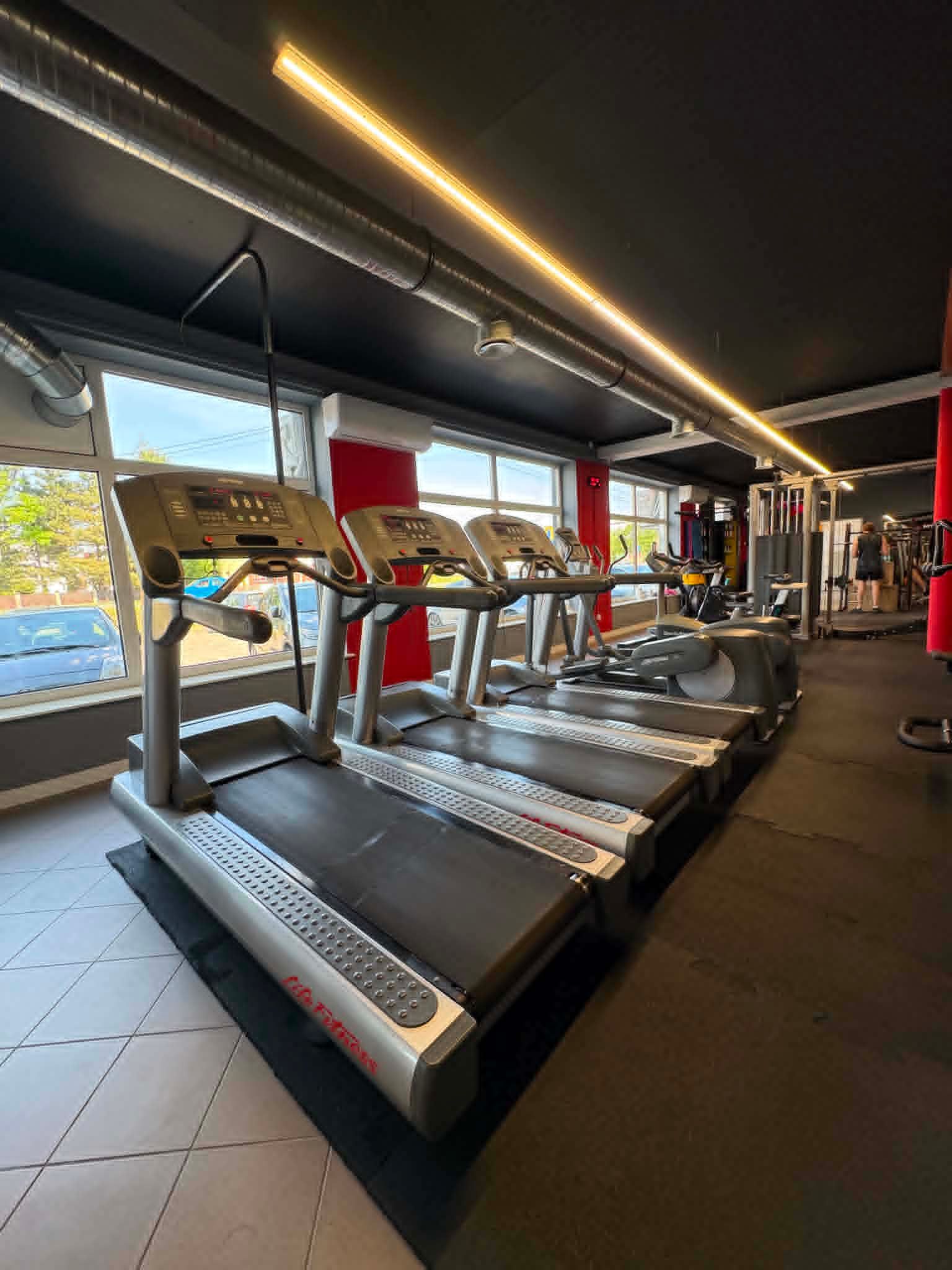 Bieżnie Life Fitness przy oknach