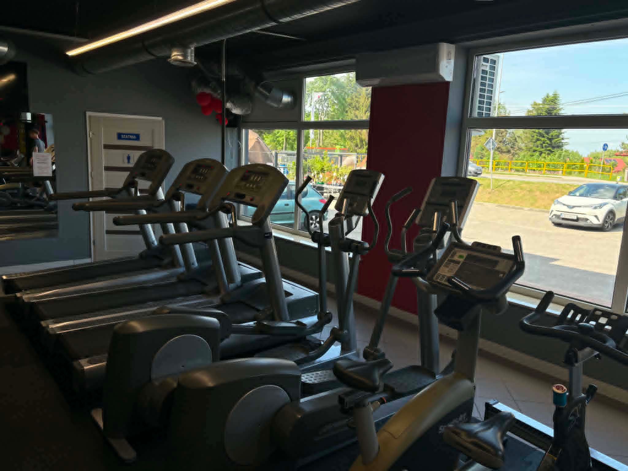Cardio przy panoramicznych oknach